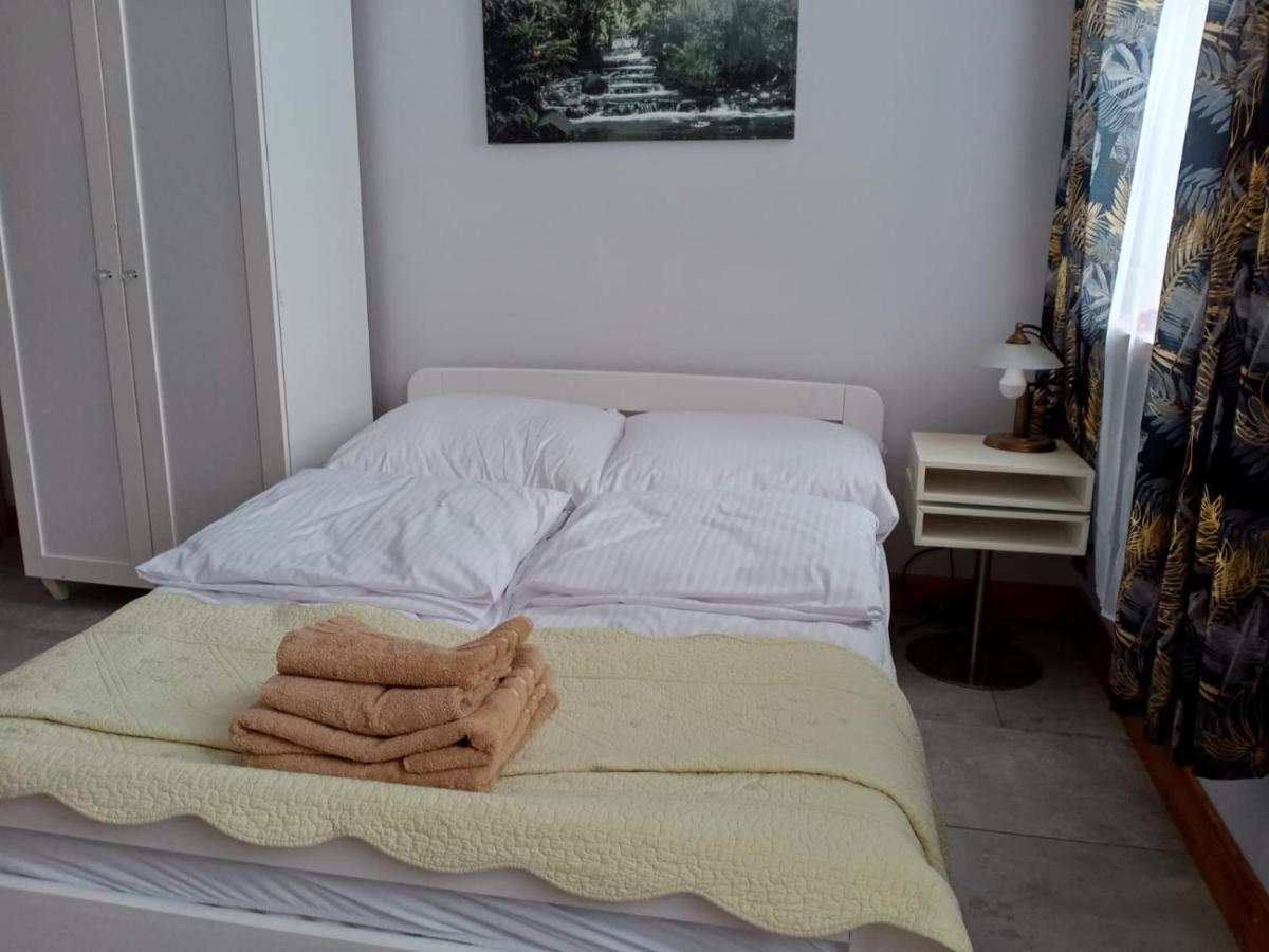 Sunny Bear Bed & Breakfast Jelenia Gora Bagian luar foto